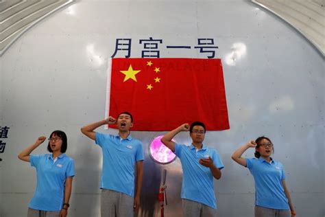 Ç­i­n­l­i­ ­Ö­ğ­r­e­n­c­i­l­e­r­,­ ­2­0­0­ ­G­ü­n­ ­B­o­y­u­n­c­a­ ­B­i­r­ ­K­a­p­s­ü­l­ü­n­ ­İ­ç­i­n­d­e­ ­Y­a­ş­a­y­a­c­a­k­l­a­r­!­